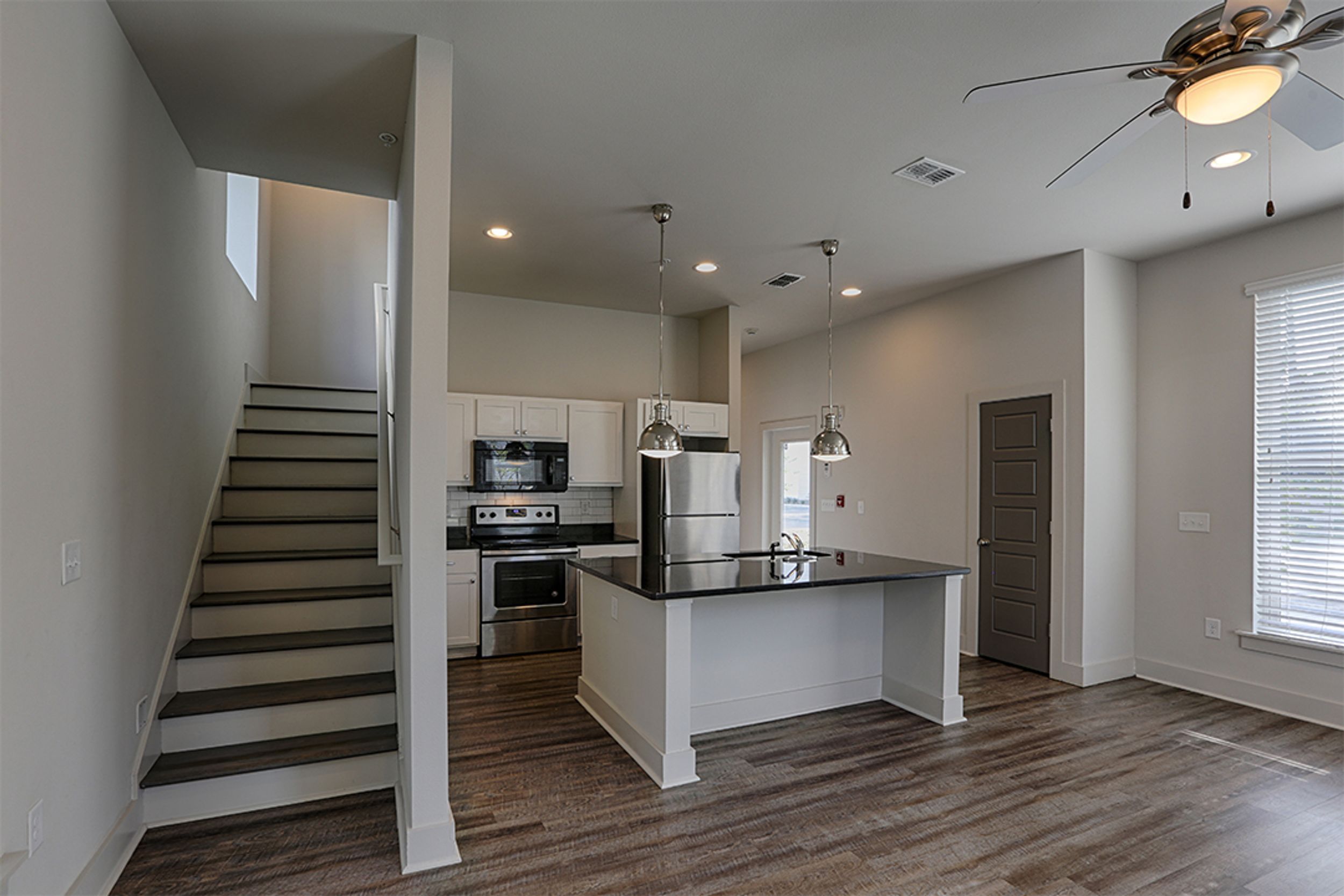 5x5 Highlands kitchen and living area