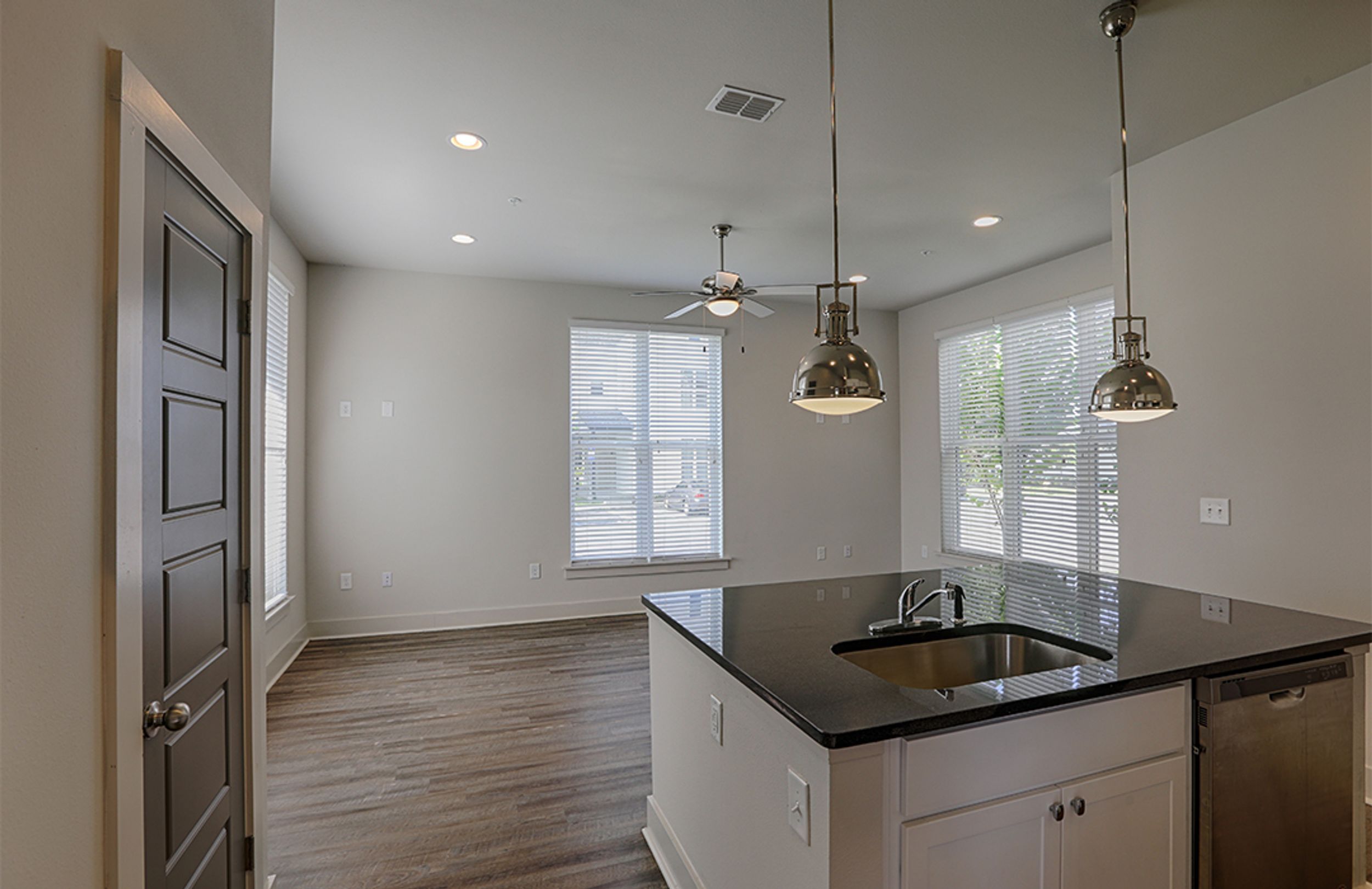 5x5 Highlands kitchen and living areas