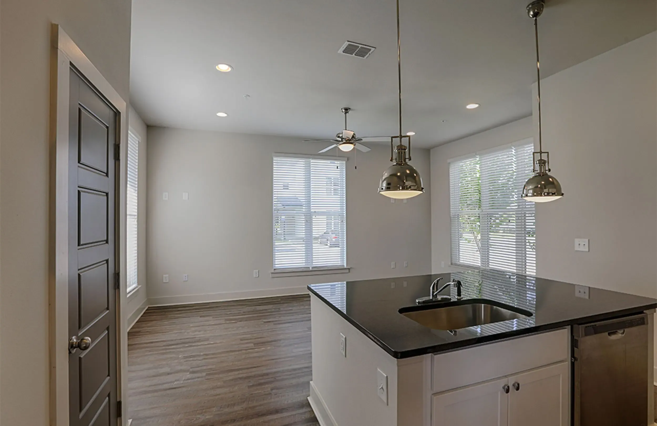5x5 Highlands kitchen and living areas