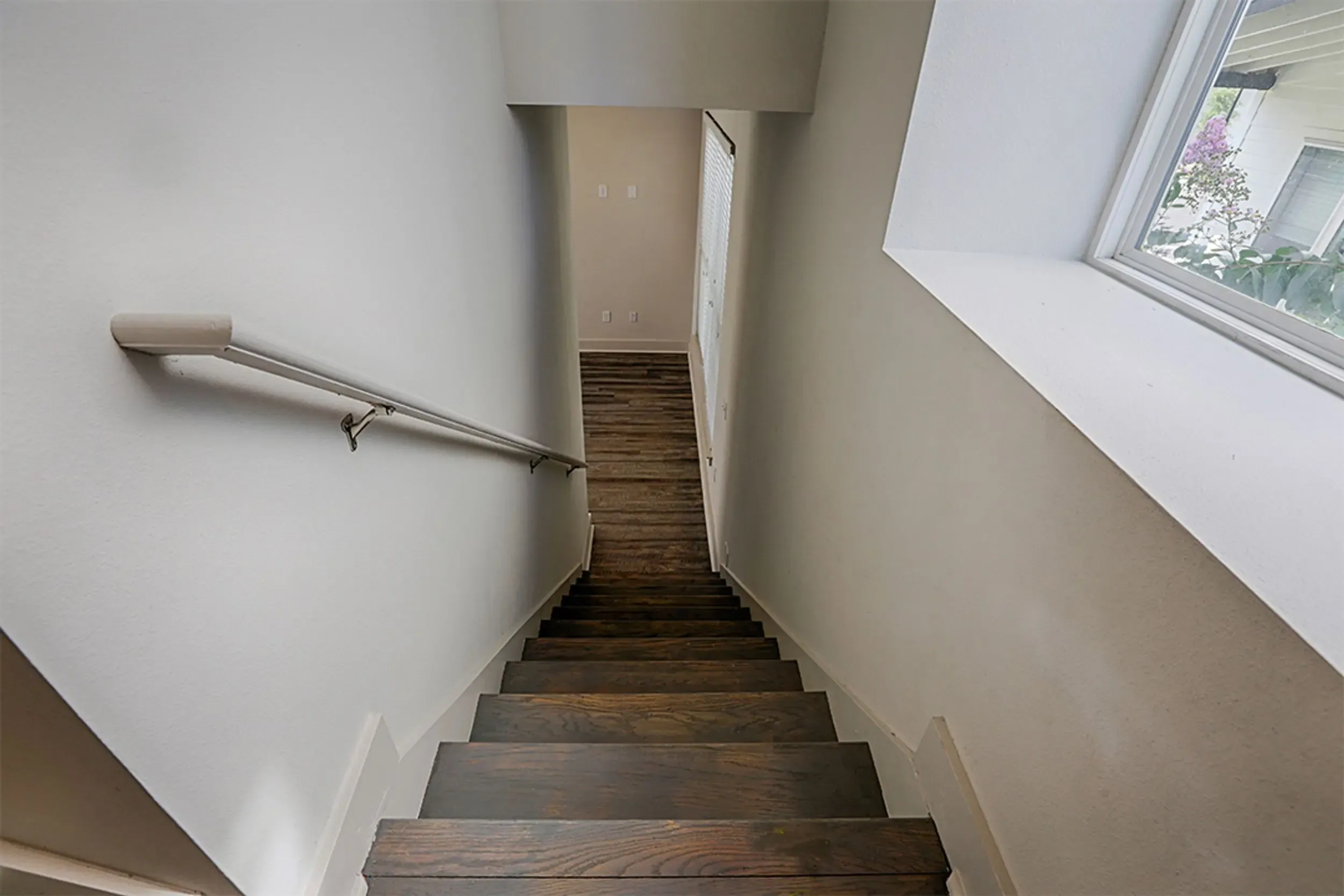 5x5 Highland stairway to next floor