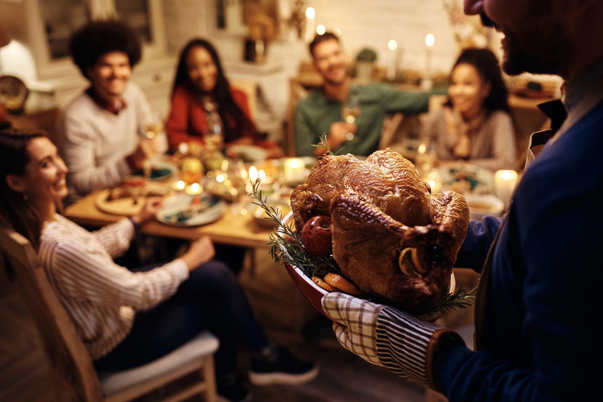 How To Host a Cozy and Relaxed Friendsgiving