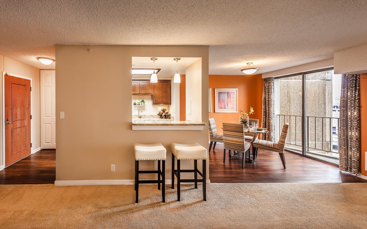 Breakfast Bar & Dining 
